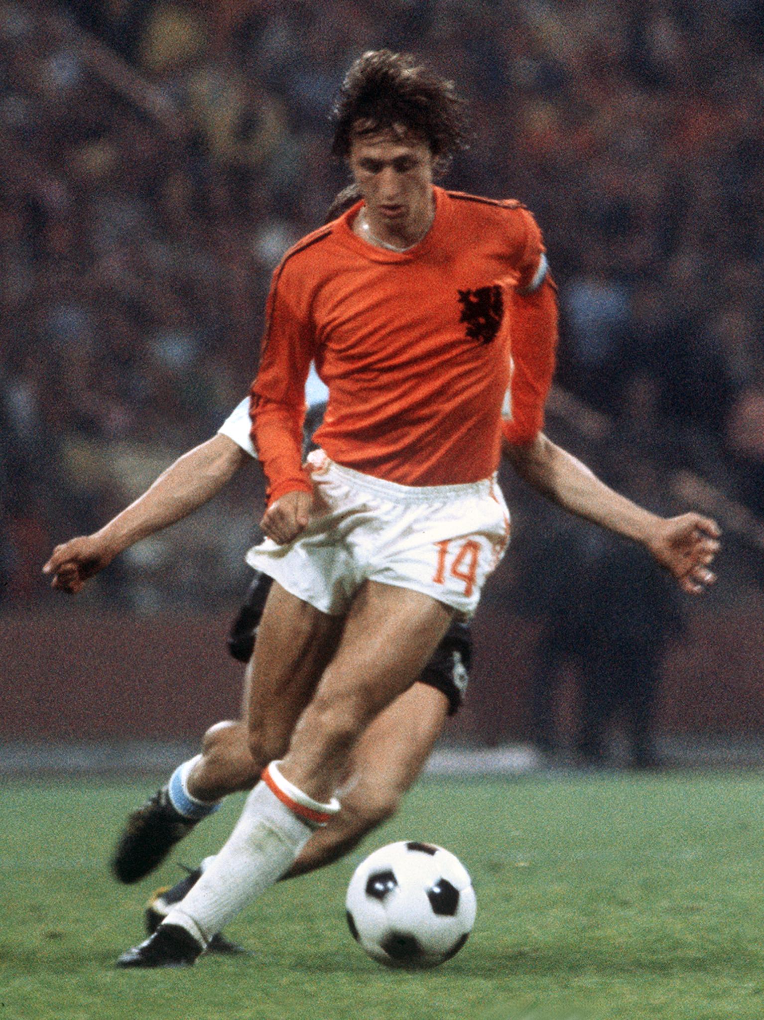 Johan Cruyff controla el balón bajo la presión de un jugador alemán en la final de la Copa del Mundo de 1974 jugada el 7 de julio en Múnich. Alemania se coronó campeón al ganar a Holanda 2-1. Foto AFP
