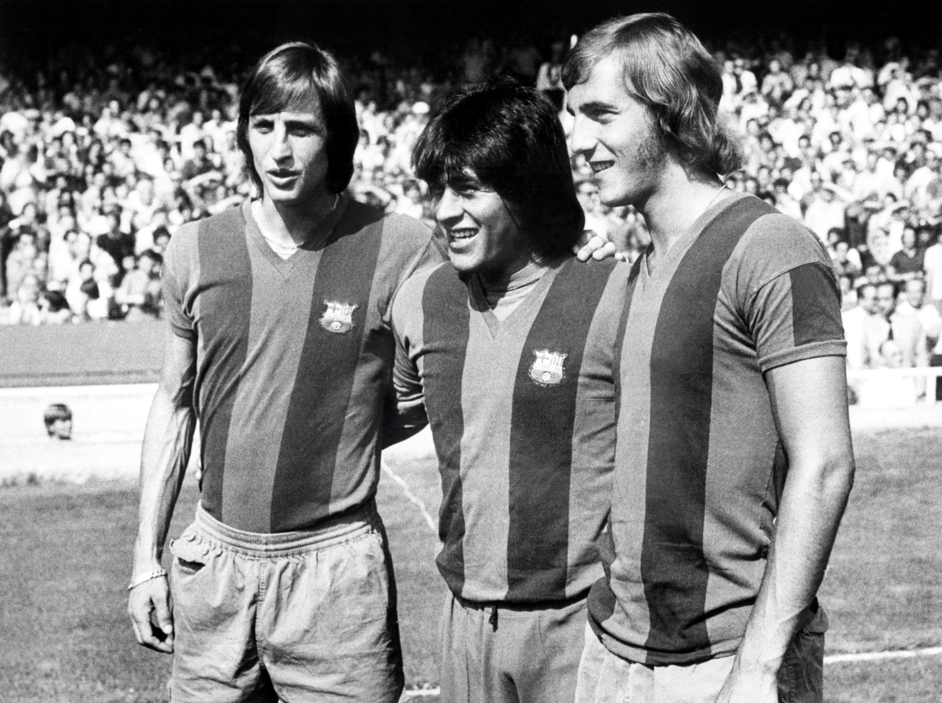Johan Cruyff, Hugo Sotil y Johan Neeskens posan uniformados con el club blaugrana el 1 de octubre de 1974. Foto AFP