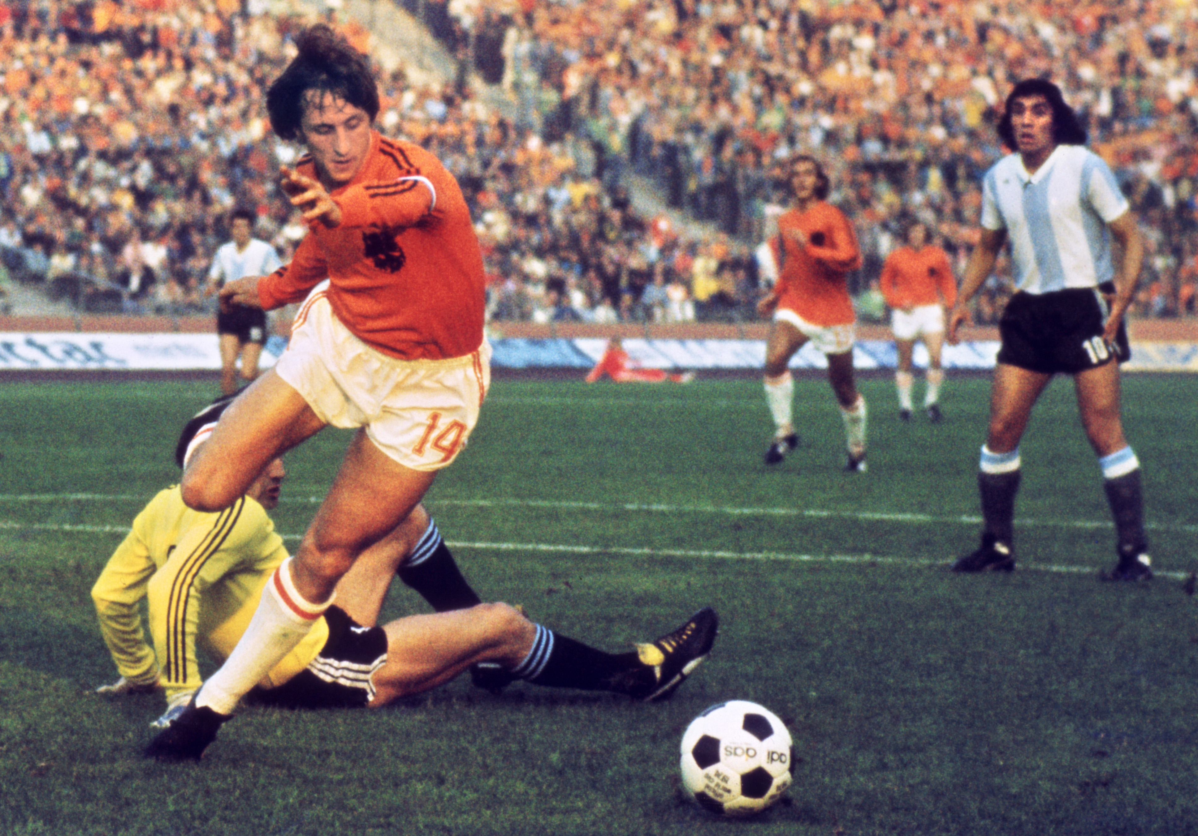 Johann Cruyff dribla al portero argentino Daniel Carnevali antes de marcar su gol en los cuartos de final del mundial de Alemania 1974. Partido jugado en Gelsenkirchen. Cruyff anotó dos goles para ayudar a Holanda en el triunfo de 4-0 sobre Argentina. Foto AFP