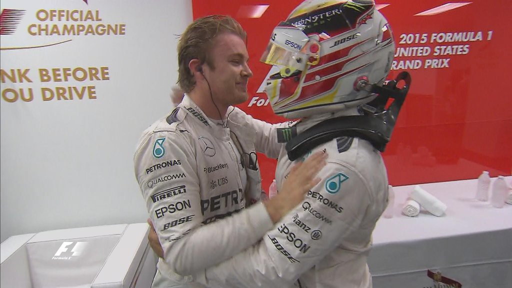 Nico Rosberg, companero de equipo Mercedes de Lewis Hamilton, lo felicita al ganar en Austin y llevarse  campeonato del mundo de pilotos 2015. Foto de F1