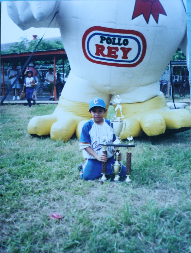 Mauricio desde pequeño comenzó a ganar premios por su destacada participación en el béisbol menor, inspiración para nuestro mas chicos. Foto cortesía Familia Dubón