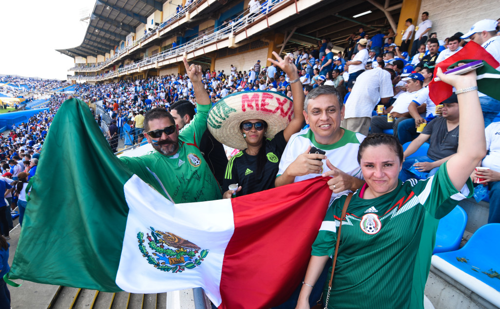 Hurra México! Grito de estos aficionados aztecas. Foto HSI/Jordan Perdomo