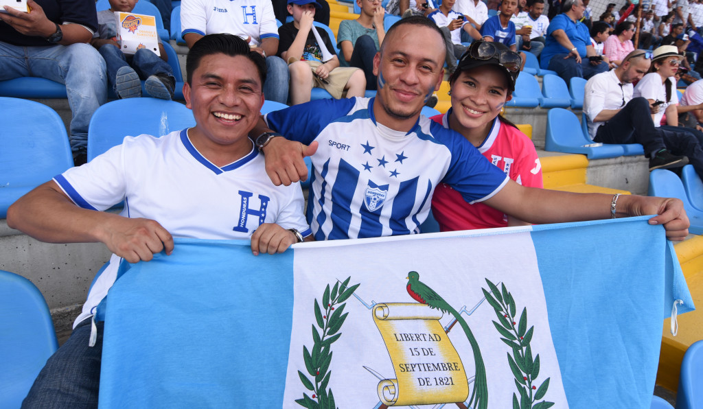 Estos hermanos de Guatemala llegaron a apoyar a Honduras. Foto HSI/Jordan Perdomo