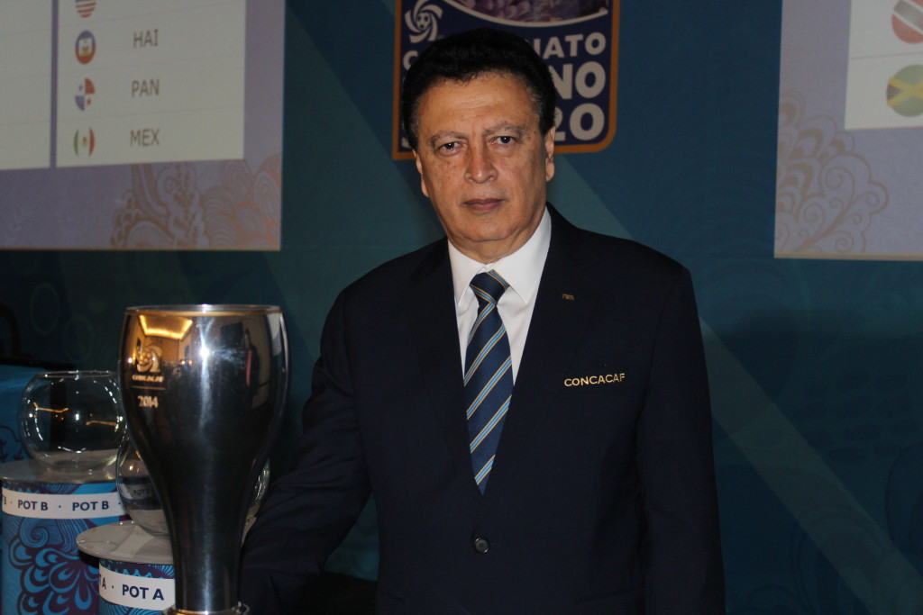 Alfredo Hawit posa junto al trofeo de campeonas de la Concacaf, título que pertenece a los Estados Unidos. Foto HSI/R. Germer