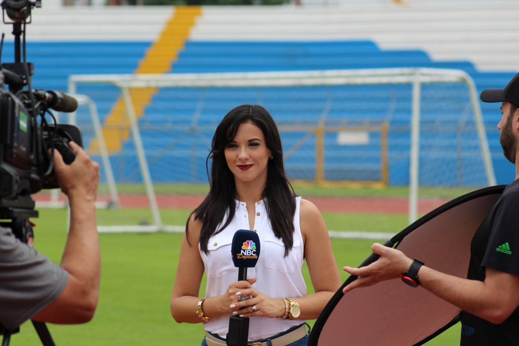 En plenas funciones para Telemundo parte de NBC News, Ana Jurka transmite la previa del Honduras-México. Foto HSI/Gio Saybe