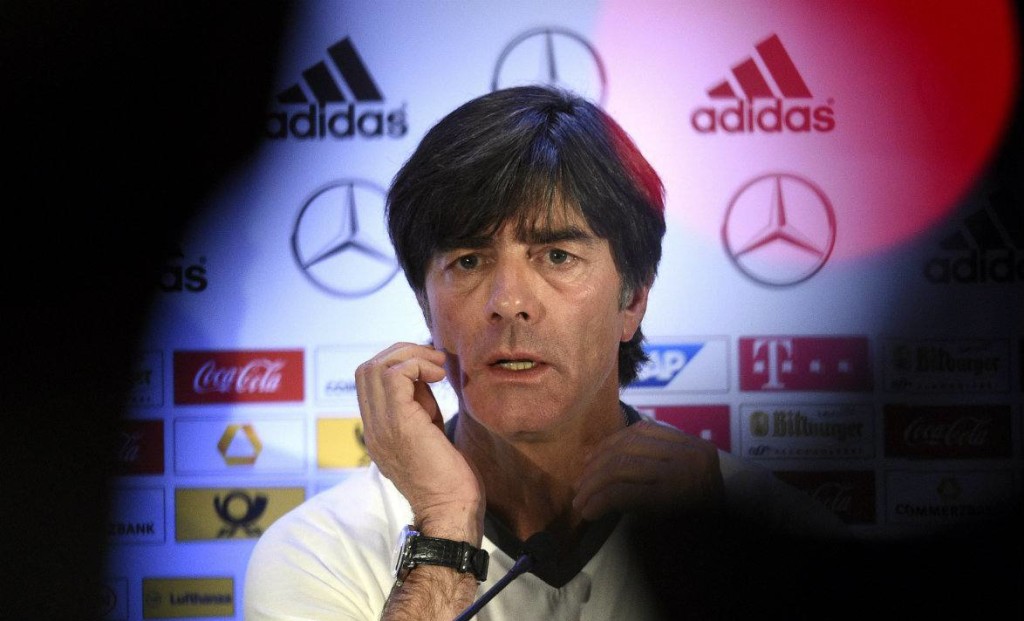 El técnico alemán Joachim Loew reconoció el gesto de los jugadores franceses tras los atentados en París. Foto AFP