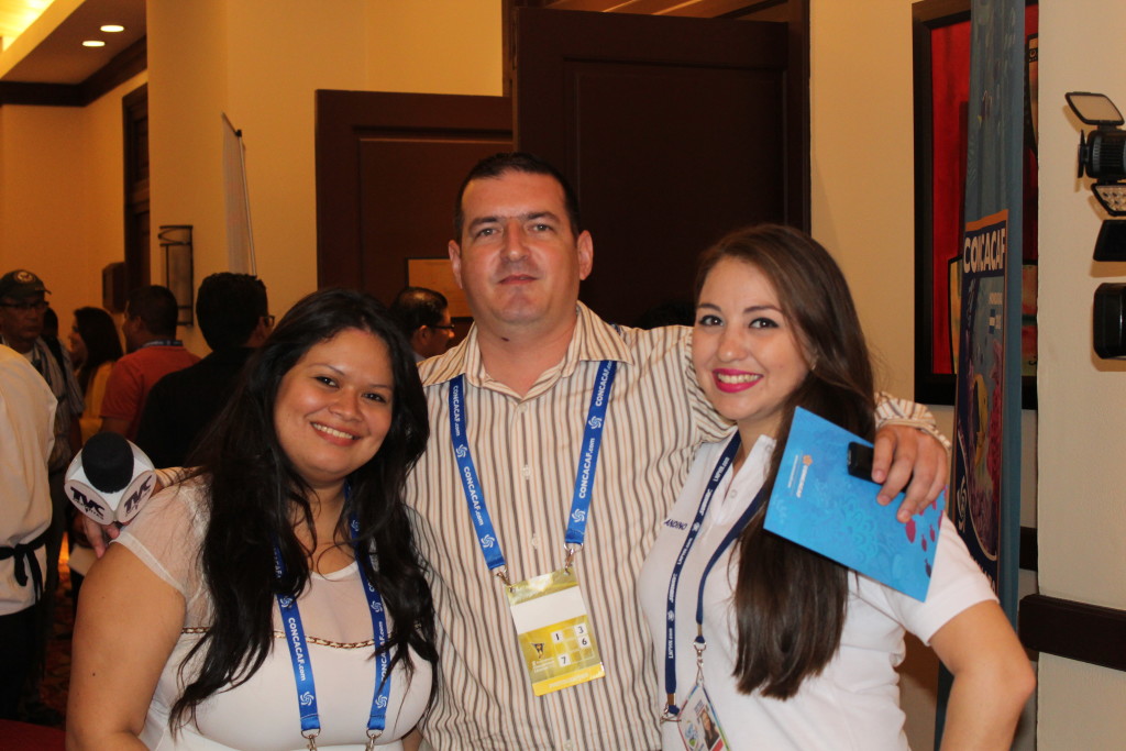 también captamos a estas bellas periodistas posando con Rigoberto Rivera. Azaria Alcerro (I) y Laura Andino (D) durante el evento del sorteo del pre mundial sub-20femenino de Honduras 2015