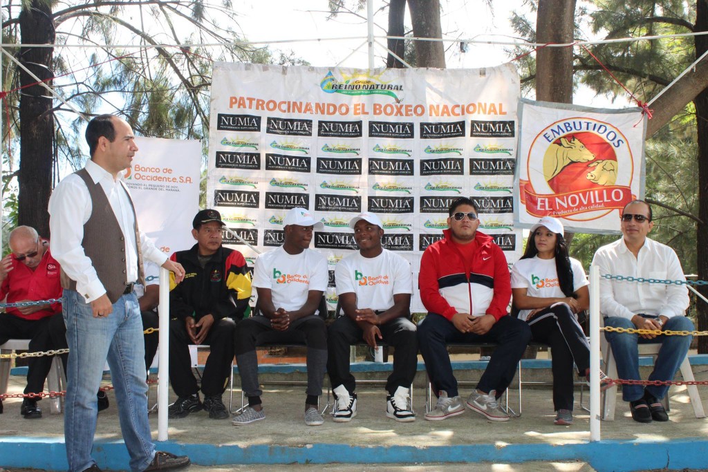 Boxeadores y parte de los organizadores de la jornada boxística de La Ceiba. Foto HSI/GF