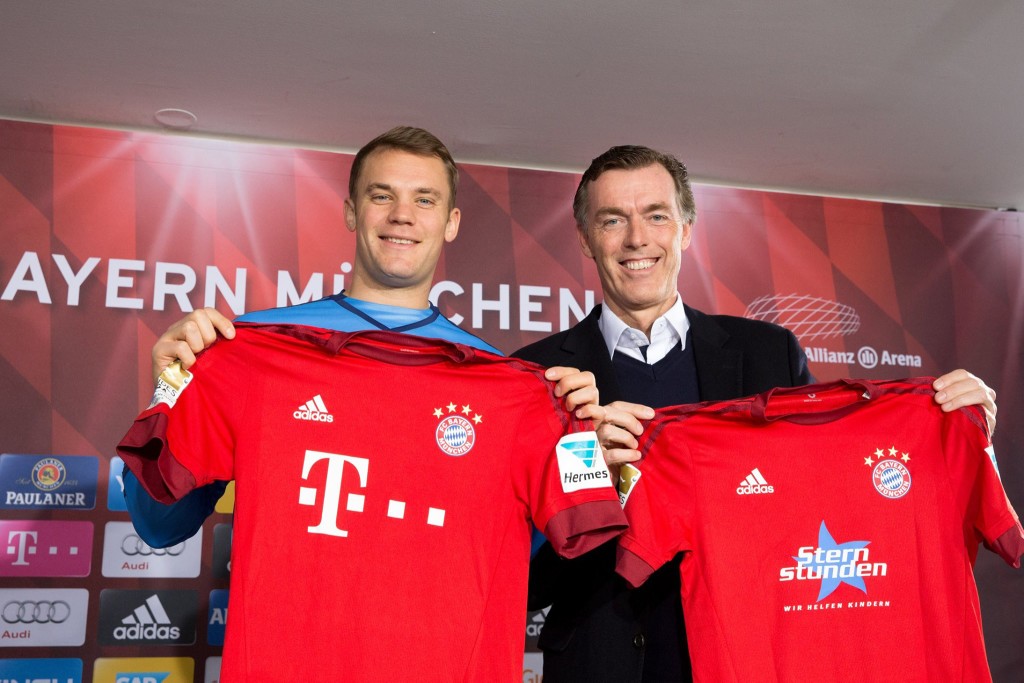 Manuel Neuer y Michael Hagspihl, responsable de Telekom, presentaron las camisetas. Foto FCB