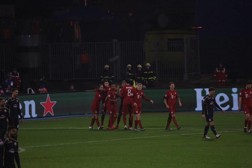 El Bayern celebra el segundo gol de "Tito" Lewandowski en Zagreb. Foto FCB