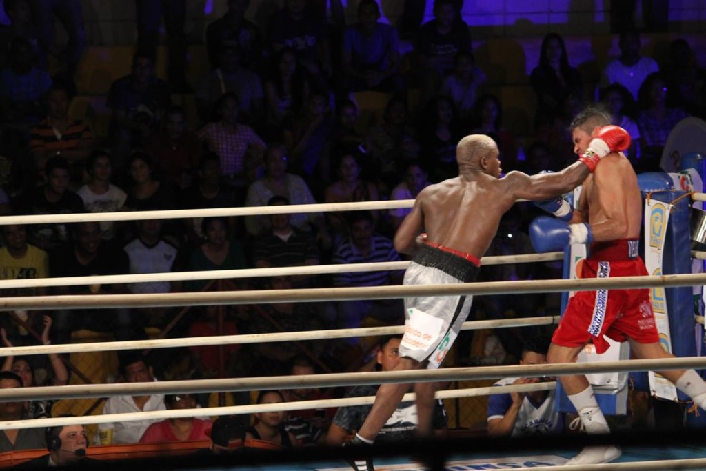 Excepto el segundo asalto donde "pinolero"superó por poco a Ruiz, Escorpión pegó mas en la pelea. Foto HSI/Marlon Buezo