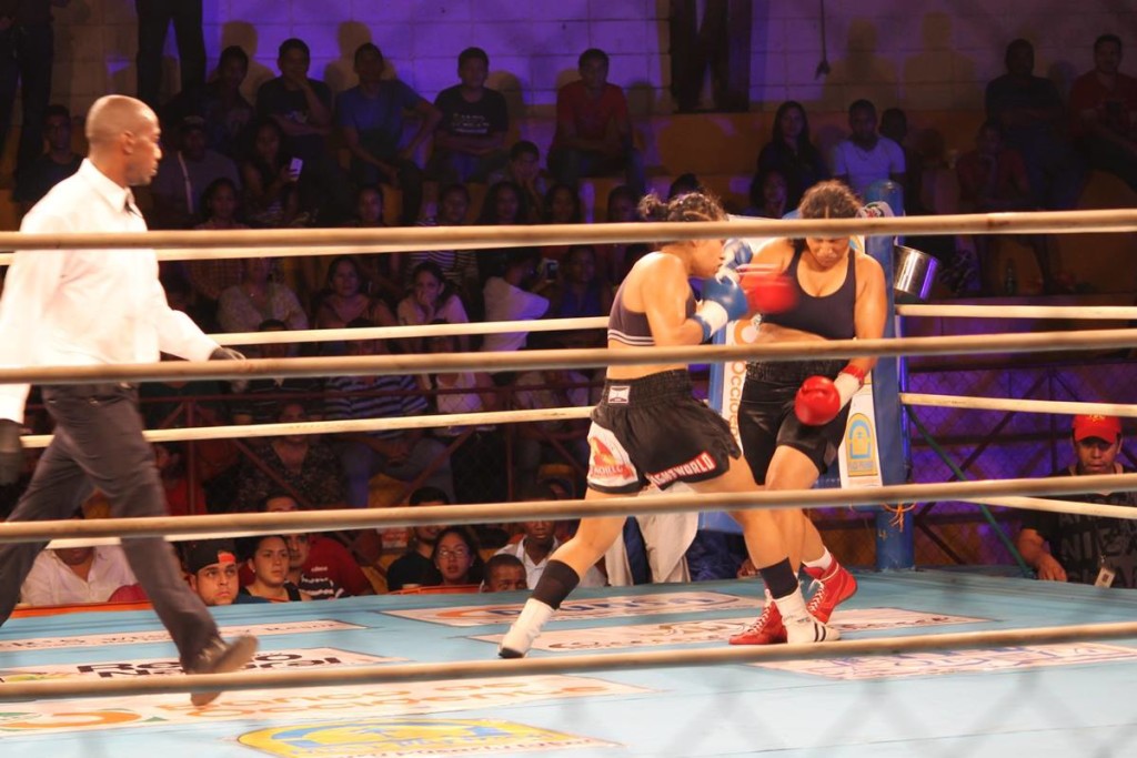 La "China" Espinal logró recuperarse de su derrota en Panamá y anoche hizo una buena pelea. Foto HSI/Marlon Buezo