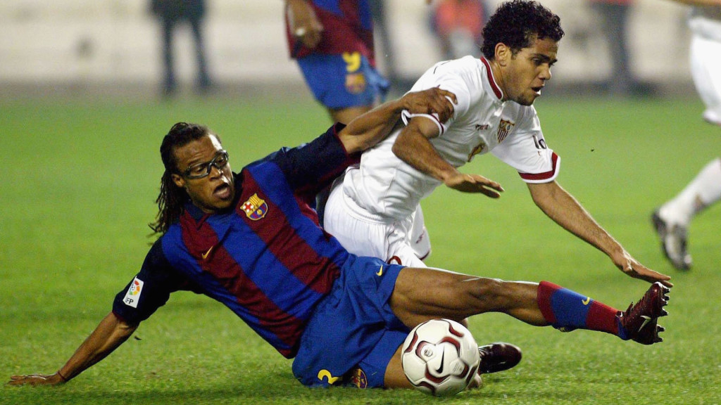 Edgar Davids cuando jugaba en el Barcelona enfrentó a Dani Alves que jugaba en Sevilla para entonces. Foto Getty