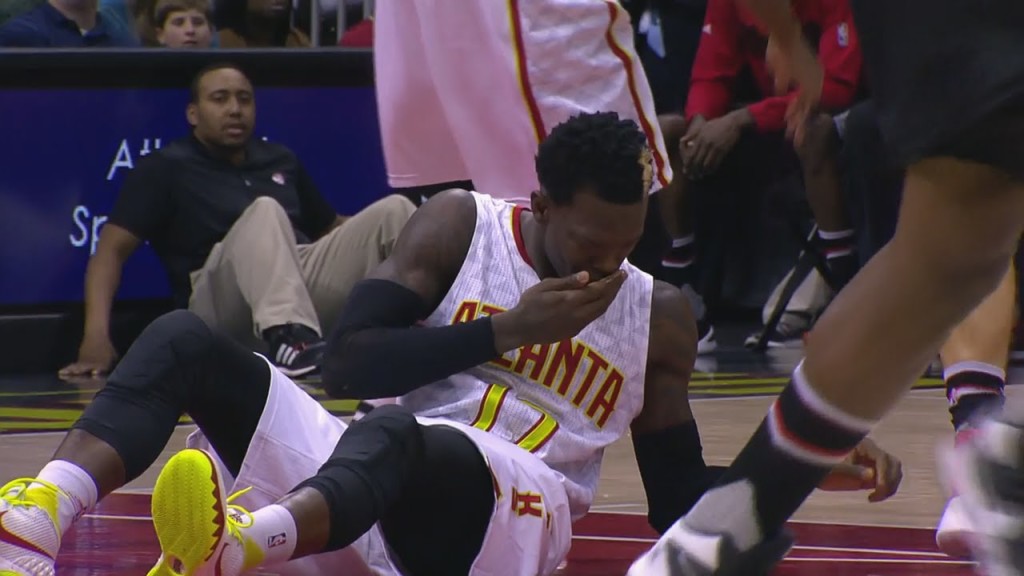 Momento en que el jugador de los Hawks se da cuenta que tiene un diente quebrado.