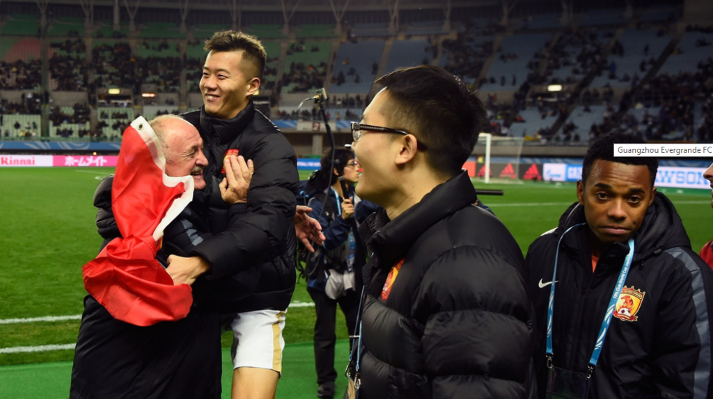 Huang Bowen, celebra con Luis Felipe Scolari y Robinho (D) observa después que el Guangzhou clasifica a semis. Foto FIFA