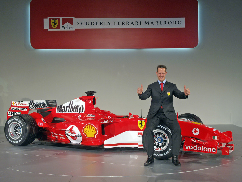 En su época con Ferrari, "Schumi" posando con bólido de la temporada. Foto FoxSports