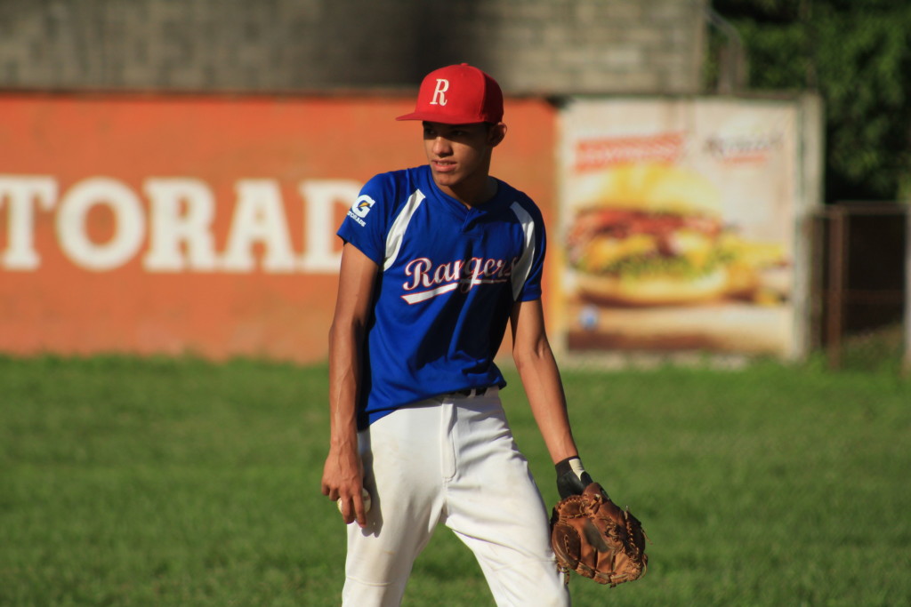 Edgardo Matute, promesa del béisbol hondureño también lanzó un par de innings. Foto HSI/E. Ordoñez