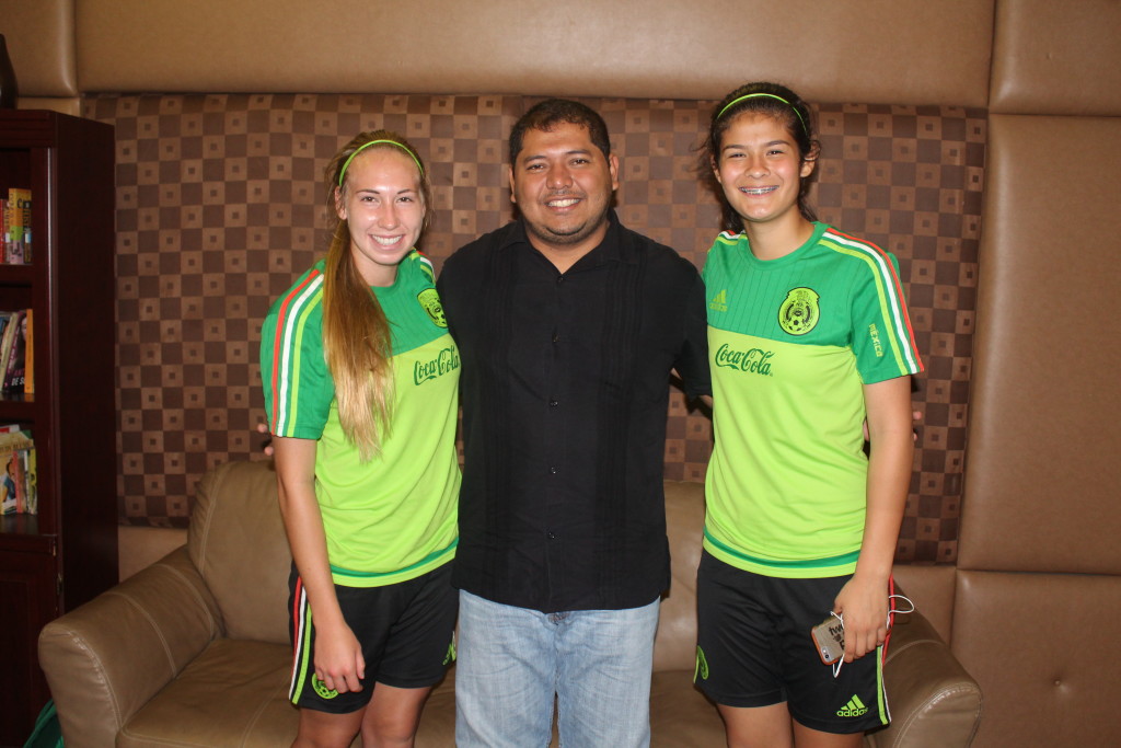 Gio posó con las dos estrellas juveniles femeninas de México. Foto HSI/V. Tábora.