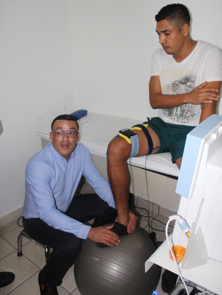 Melvin Valladares recibe terapia del especialista tico en Cemesa. Foyo HSI/R. Germer