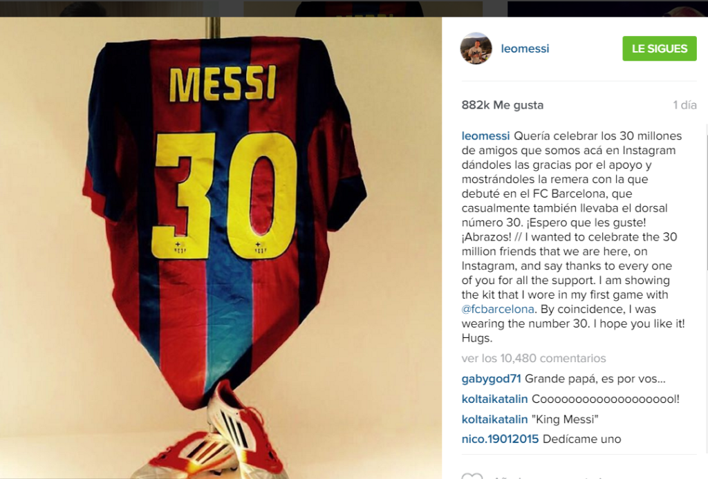 Messi conmemoró sus 30 millones de seguidores en Instagram con esta camisa que usó en sus inicios en el Barcelona. HSI