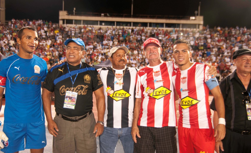 Arnold, aqui posa con Donis Escober y aficionados rojos previo a enfrentar al Olimpia. Foto HSI/Lucas Barrios