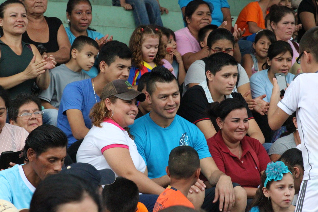 Espinoza fue el centro de atención de los padres y publico que concurrió al estadio. Foto HSI/R. Germer
