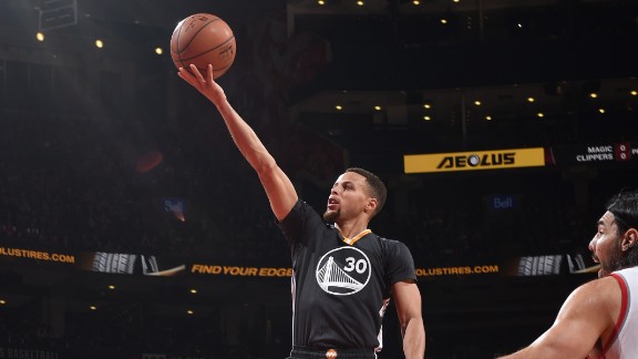 44 puntos de Stepehen Curry y los Warriors ampliaron a 21 juegos ganados consecutivos en la NBA. Foto NBA