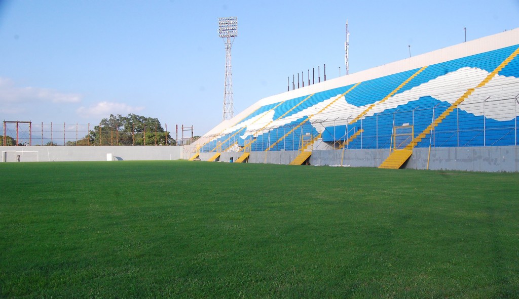 Vista general del estadio en las graderías populares y engramado. Foto AMSPS