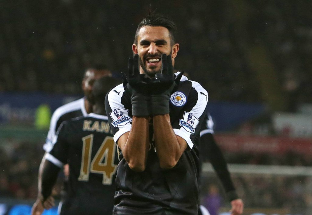 El argelino Riyad Marhez marcó un triplete en la victoria del Leicester en campo del Swansea City. AFP