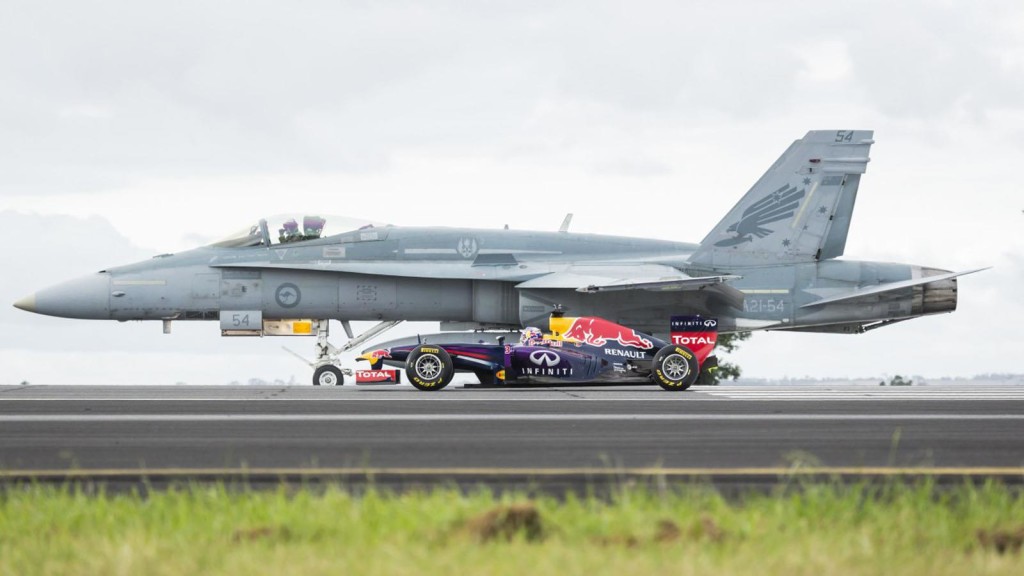 En una carrera inédita, un avion de combate contra un carro de F1 de Red Bull