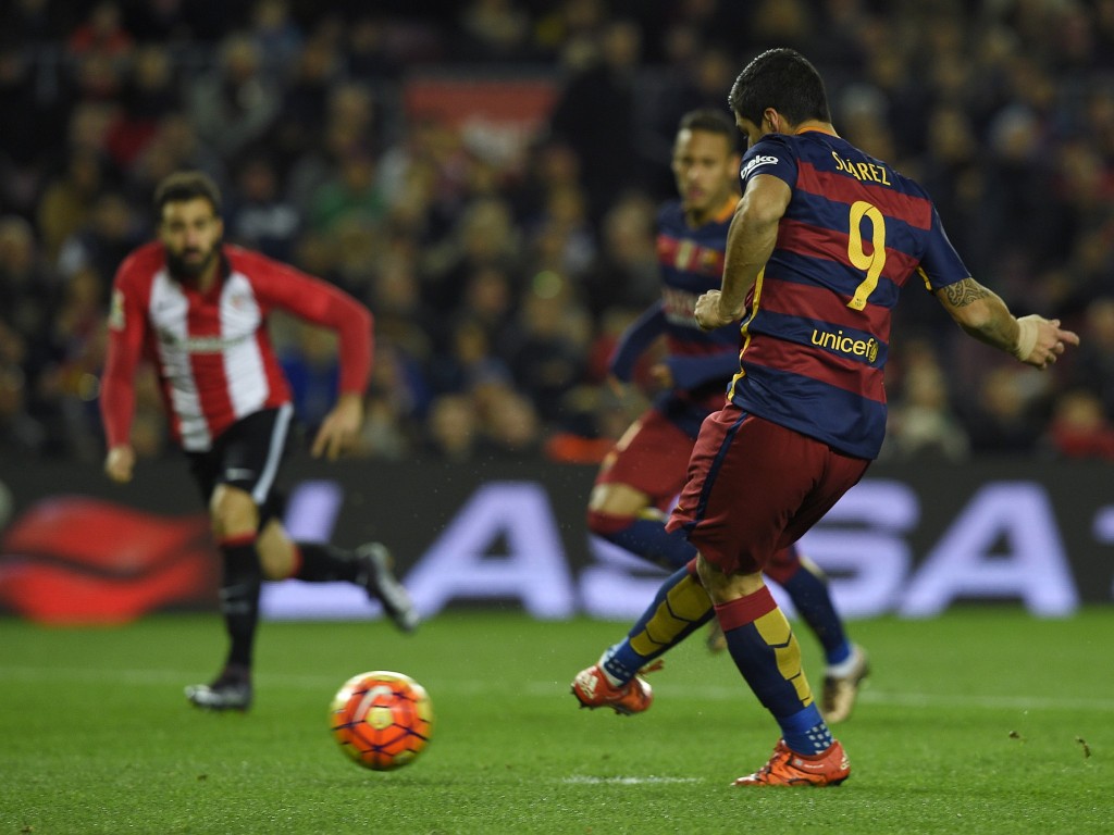 Luis Suárez anota el primero de sus tres goles ante el Bilbao. Foto AFP