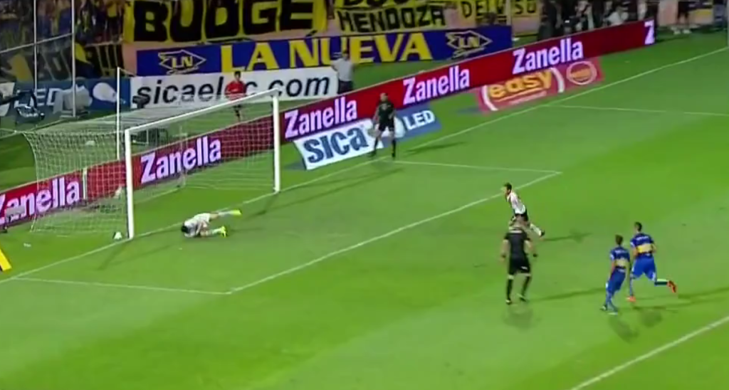 Boca-River 0-1. Penal que cobra Mora y convierte el único gol.