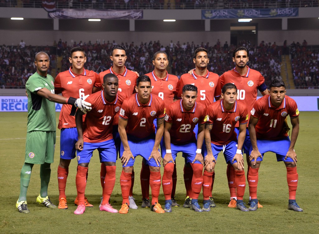Players of Costa Rica pose for pictures before the start of the Russia 2018 FIFA World Cup North, Central America & Caribbean Qualifiers football match against Haiti, in San Jose, on November 13, 2015.  AFP PHOTO / EZEQUIEL BECERRA / AFP / EZEQUIEL BECERRA