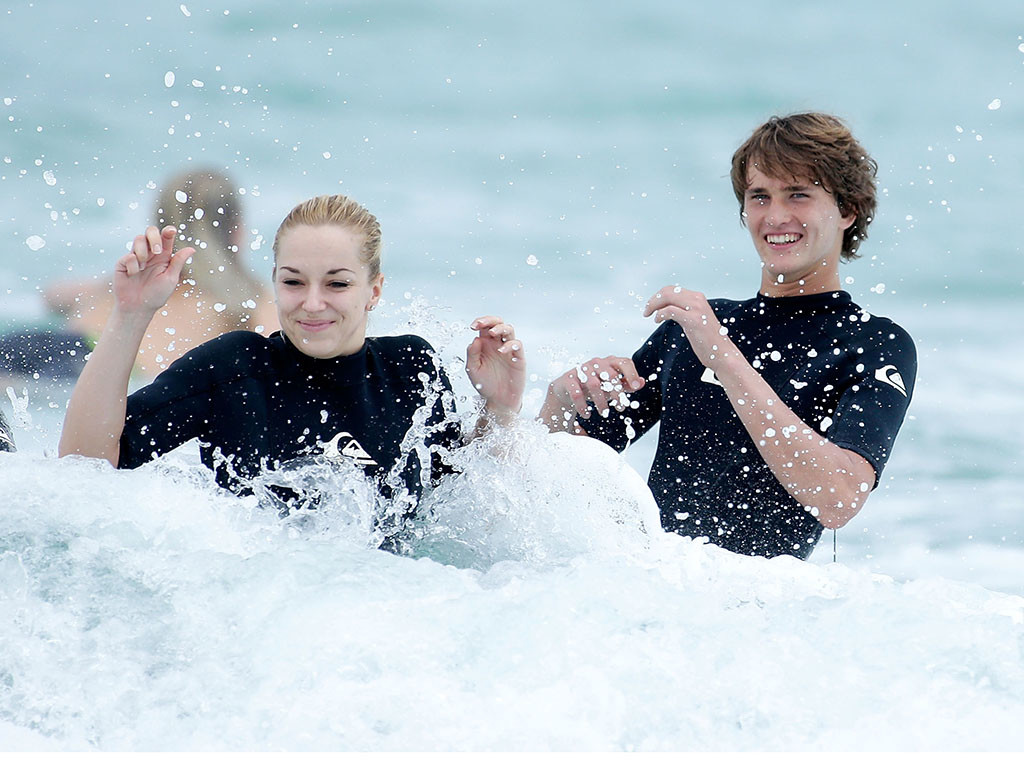 Sabine Lisicki y Alexander “Sascha” Zverev juntos practicando surf en Australia. Foto Getty