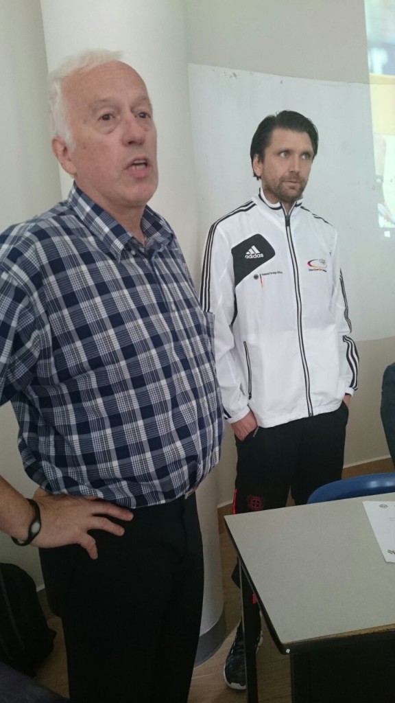 Christoph Rocholl (Izq) y Peter Hyballa son los instructores de la DFB que imparten el curso. Foto HSI/E. Banegas