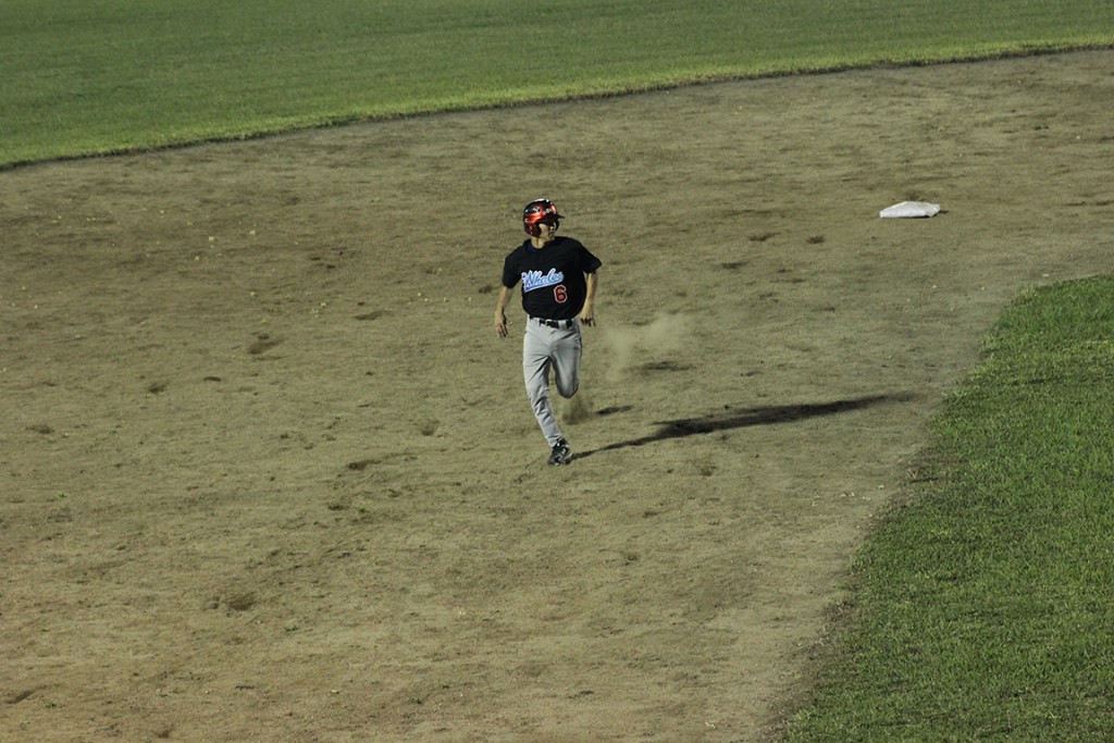Este corredor recorre las bases a los "Speedy González", echando polvo en su andar. Foto HSI/R. Germer