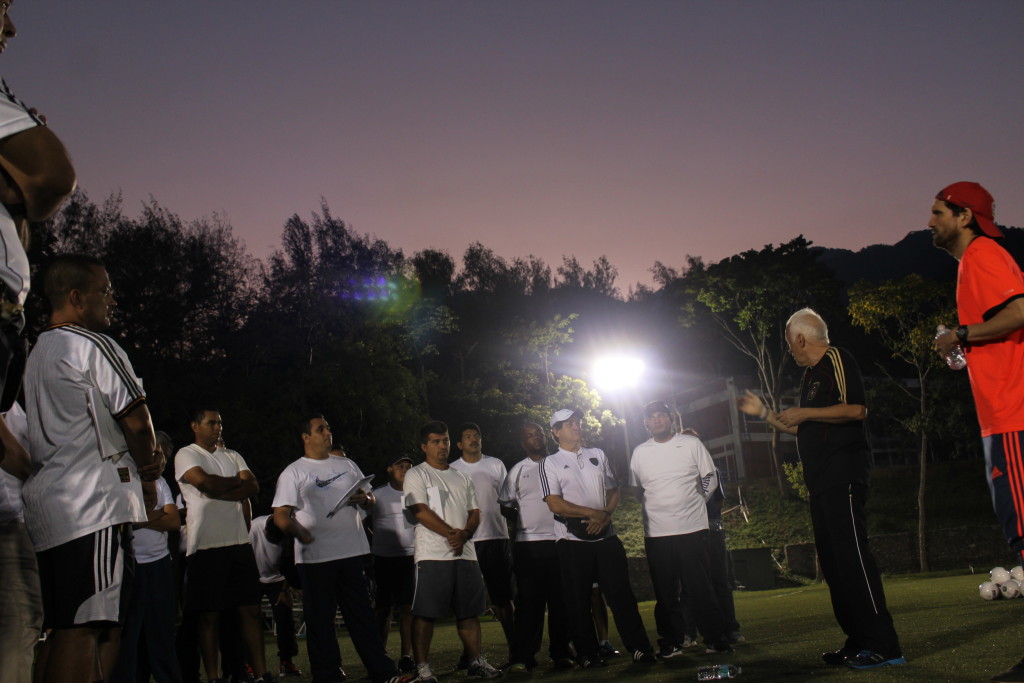 La charlo cerró con los entrenadores de Honduras en un ameno intercambio de ideas. Foto HSI/R. Germer