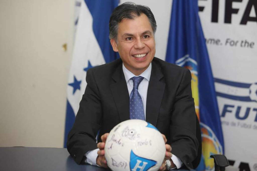 El abogado José Ernesto Mejía, recibió a la Comisión de la FIFA. Foto NTL