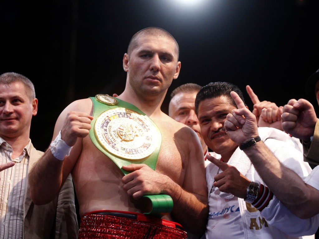 Magomed Abdusalamov posa después de vencer a Sebastian Ceballos de la WBC el 27 de abril del 2013. Eran tiempo de gloria. REUTERS/Marcos Brindicci (ARGENTINA - Tags: SPORT BOXING)