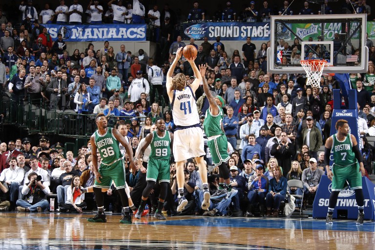 Dirk Nowitzki #41 de los Dallas Mavericks tira contra los Celtics en foto de archivo del 2016. Foto Getty/AFP