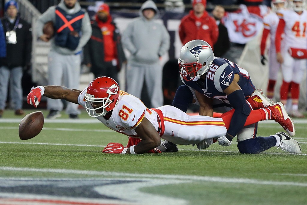 FOXBORO, MA - JANUARY 16: Jason Avant #81 of the Kansas City Chiefs attempts to extend the ball for extra yards in the fourth quarter against the New England Patriots during the AFC Divisional Playoff Game at Gillette Stadium on January 16, 2016 in Foxboro, Massachusetts.   Jim Rogash/Getty Images/AFP