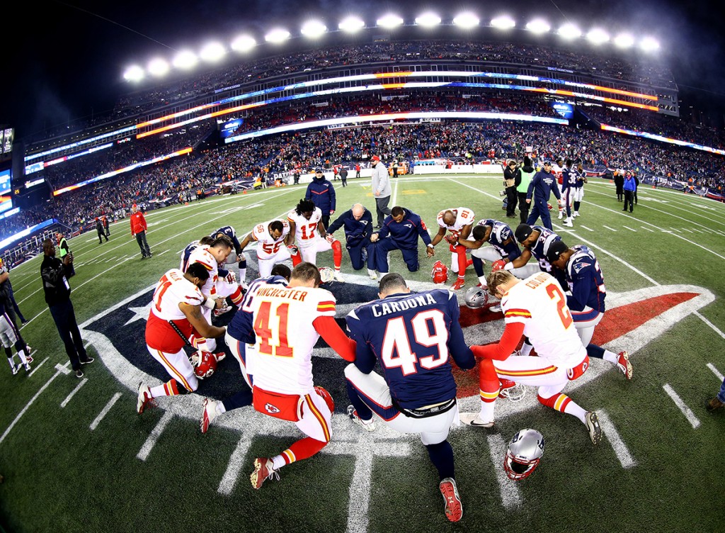Jugadores de los Chiefs y Patriots se reunieron en el medio del campo del Gillette Stadium. Foto/AFP/Getty/Meyer