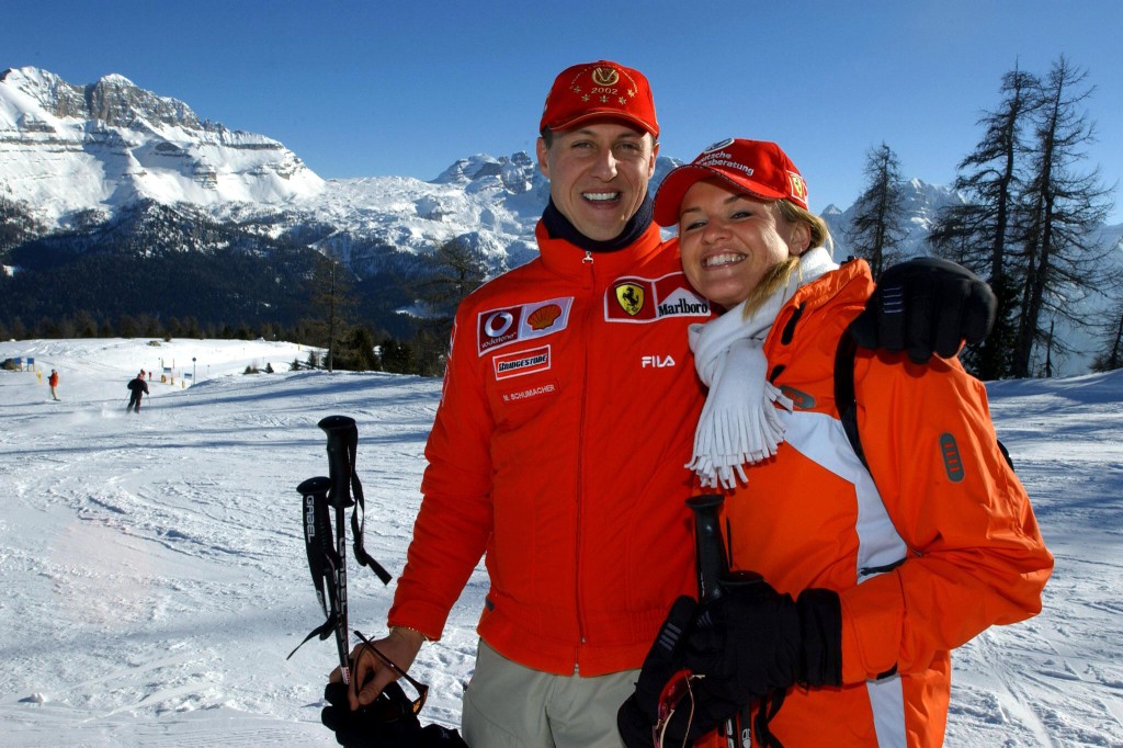 Michael Schumacher (I) posa con su esposa Corinna en vacaciones esquiando. Foto AFP