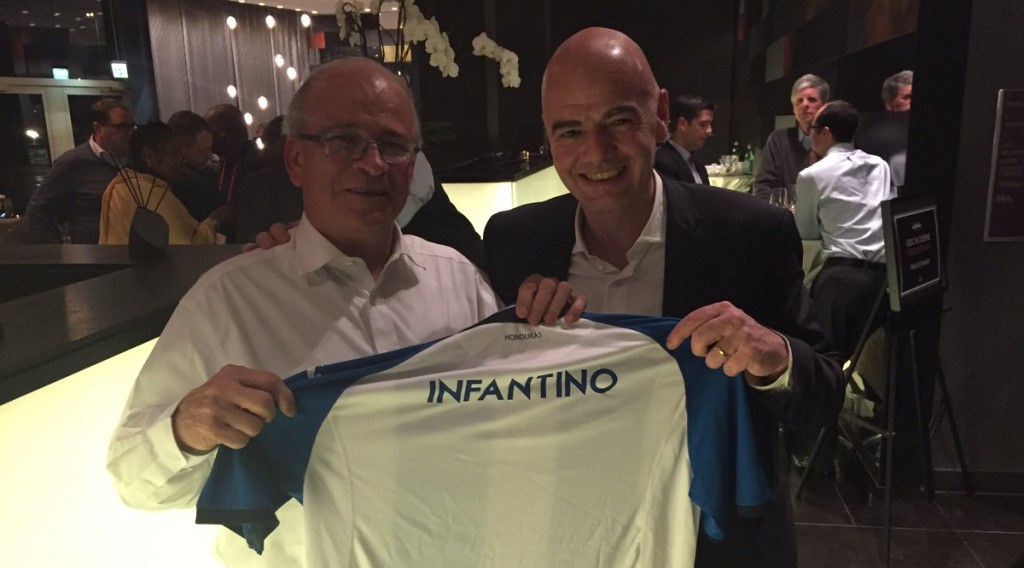 Gianni Infantino recibe la camisa de la H de manos e Jaime Villegas