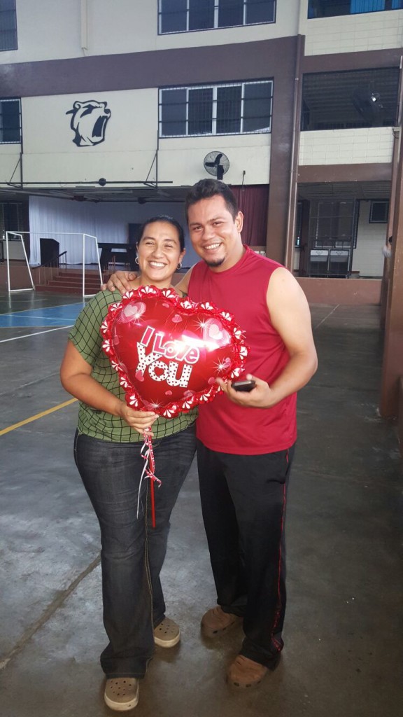 Jenny Alvarez y René Carías con su respectivo globo del dia de San Valentín.