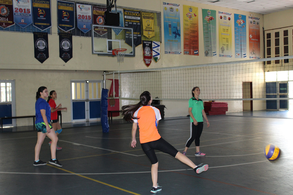 La enseñanza del voleibol en la Escuela LISAVO incluye jóvenes de todas edades. Foto HSI