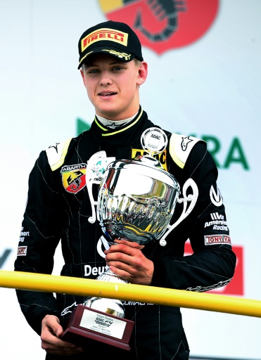Mick Schumacher celebra con el trofeo de la primera etapa de la Fórmula 4 en Oschersleben, Alemania, el 25 de abril de 2015