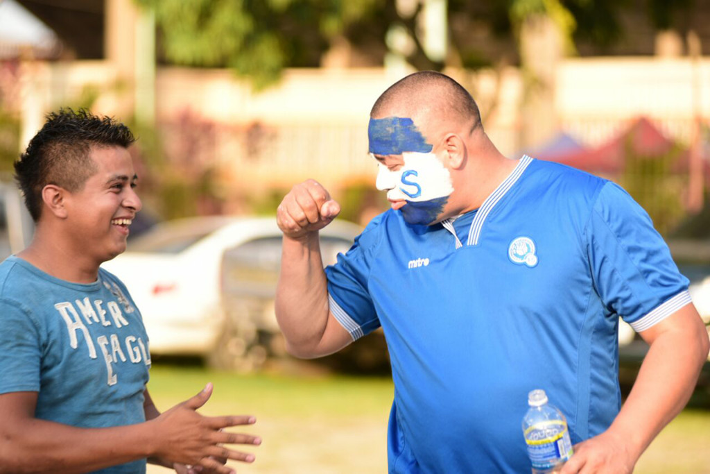 Hondureños y salvadoreños unidos a apoyar sus selecciones nacionales. Foto HSI/Jordan Perdomo