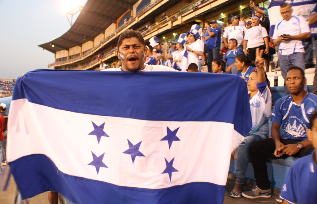 La afición de Honduras llenó el estadio Olímpico. Foto HSI/Enrique Ordoñez