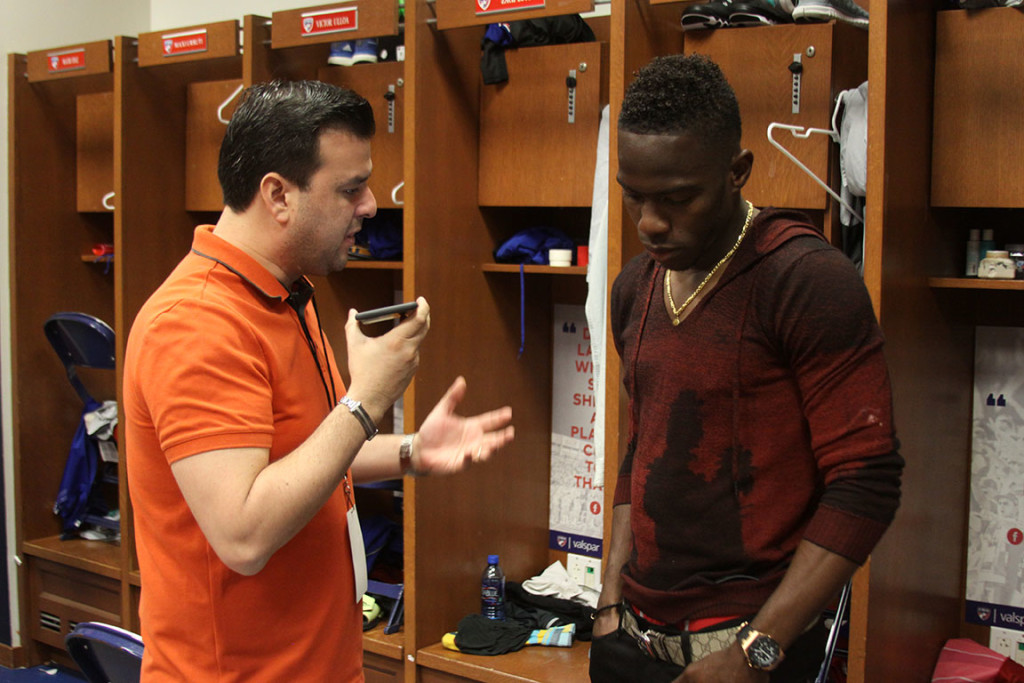 Momento en que Maynor hablaba con José Jorge Villeda luego del juego contra Filadelfia. Foto HSI/JJ.Villeda